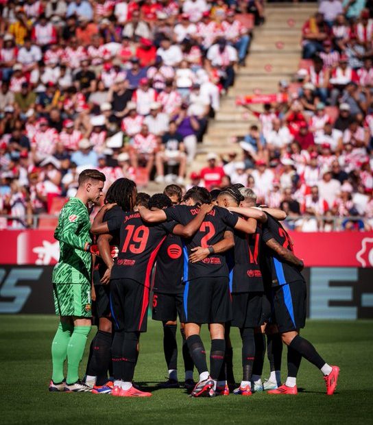Abrazo grupal de los jugadores del Barça antes de empezar el partido.